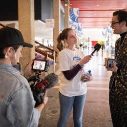 Een leerling interviewt auteur Splinter Chabot en wordt gefilmd door de videograaf tijdens de Dag van de Literatuur op 23 maart 2023 in de Doelen in Rotterdam